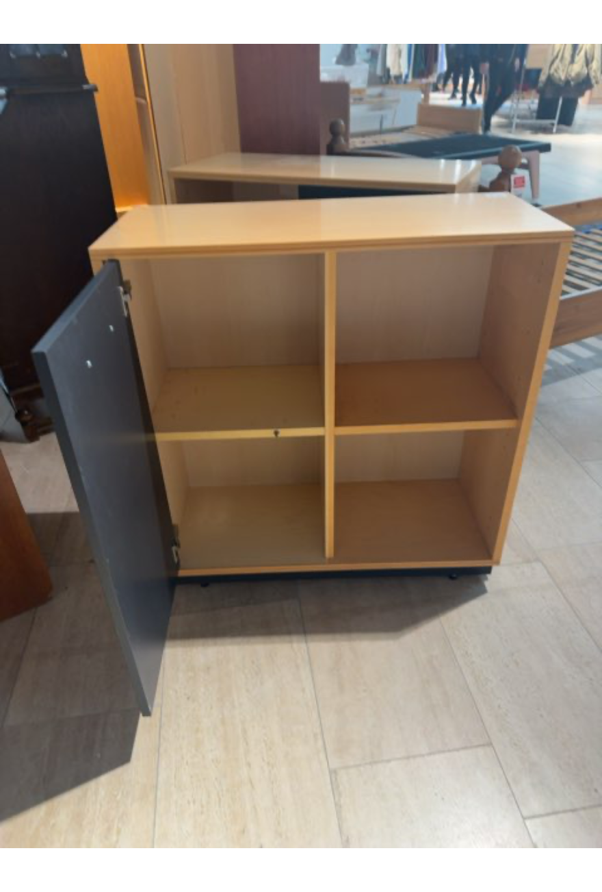 Kommode i stilrent design med grå låge